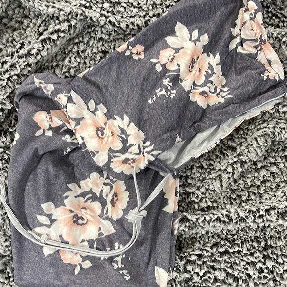 Boutique 9 Tops - Womens size large, soft t-shirt hoodie. Soft & comfortable. Great for everyday🖤